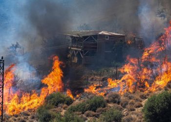 Yangınlardan etkilenen 4 bin 700 kişi güvenli yerlere sevk edildi