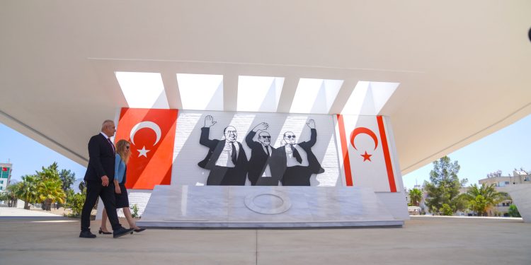 UBP Genel Başkan Adayı Taçoy, Küçük ile Denktaş’ın anıt mezarlarını ziyaret etti
