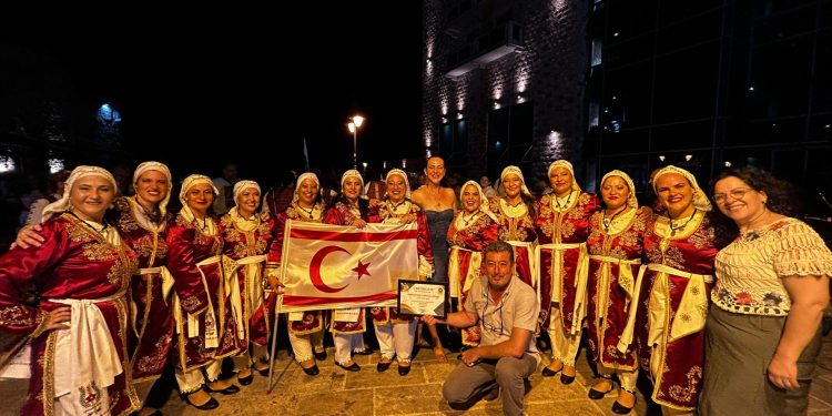 Mehmetçik Kültür ve Dayanışma Derneği, Karadağ’da halk dansları festivaline katıldı