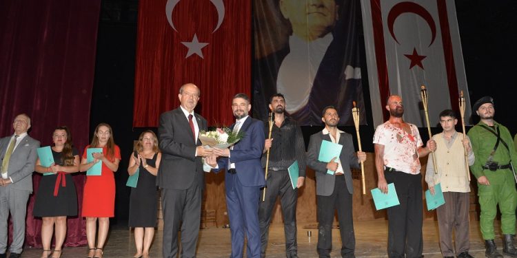 Cumhurbaşkanı Ersin Tatar, “Her Şey Bu Vatan İçin” adlı tiyatro oyununu izledi