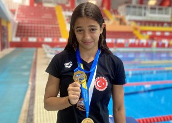 14 yaşındaki milli yüzücü Ela'dan 1 ayda 3 madalya