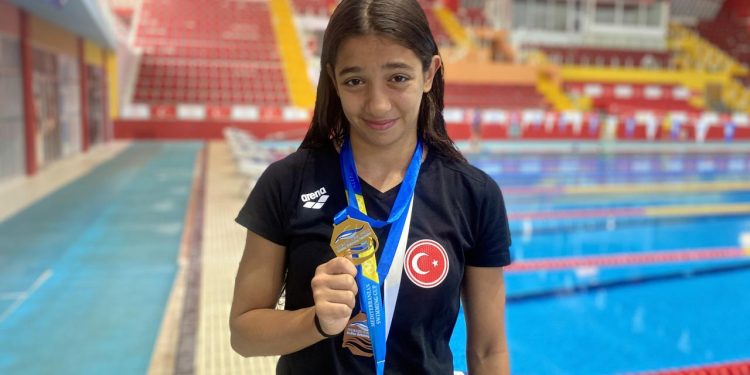 14 yaşındaki milli yüzücü Ela'dan 1 ayda 3 madalya