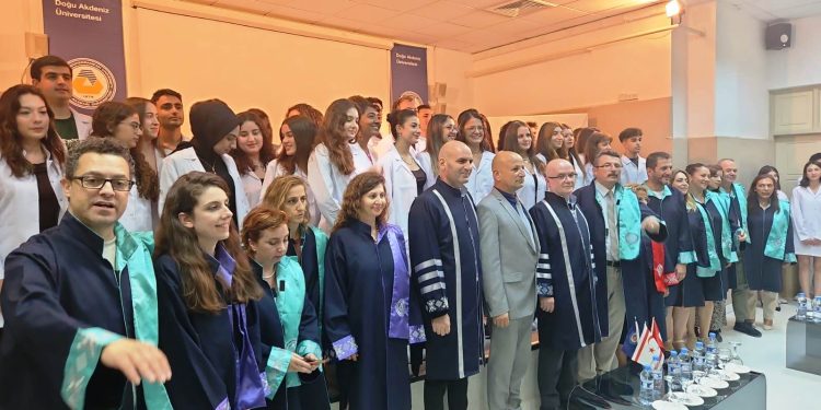 DAÜ Eczacılık Fakültesi’nde beyaz önlükler giyildi, ilk ders verildi