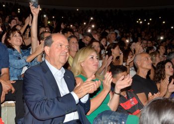 Cumhurbaşkanı Ersin Tatar ve eşi Sibel Tatar, Mor ve Ötesi konserini izledi