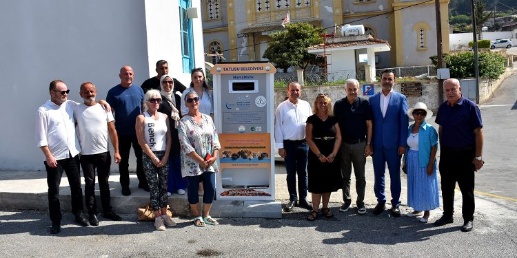 Tatlısu’ya sokak hayvanlarına mama ve su verebilen otomatlar yerleştirildi