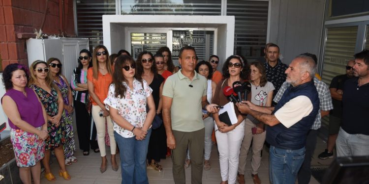 KTOEÖS, Lefkoşa Anadolu Güzel Sanatlar Lisesi’nde basın açıklaması yaptı