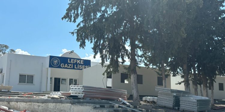 Lefke Belediye Başkanı Kaya ve CTP Lefke Milletvekili Şahiner, Lefke Gazi Lisesi’ni ziyaret ederek, yapımına devam edilen konteyner sınıfları gezdiler