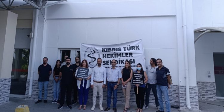 Tıp-İş, Gazimağusa Devlet Hastanesi’nde basın açıklaması yaptı