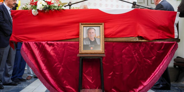 Anamur’daki Kıbrıs’ın Sesi Radyosu’nun kuruluşunda bulunan Türkiye Gazeteciler Cemiyeti Başkanvekili Kıratlı son yolculuğuna uğurlandı