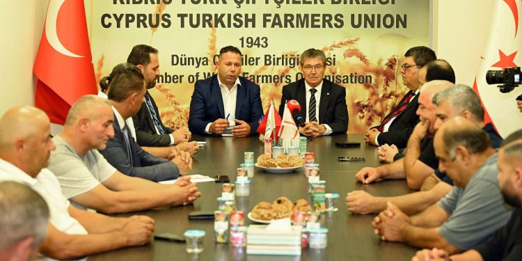 Başbakan Ünal Üstel, Kıbrıs Türk Çiftçiler Birliği’ni ziyaret etti