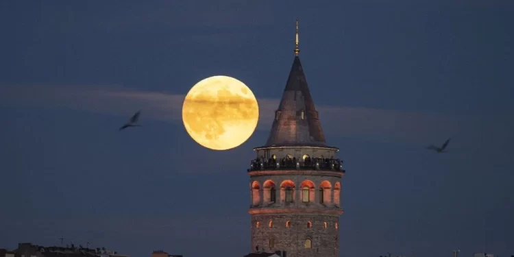 Yılın son ay tutulması gerçekleşti: Süper Kanlı Ay tutulması görsel şölen oluşturdu