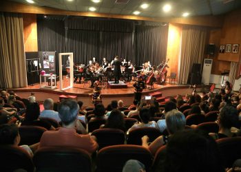 “Açık Kulis” isimli müzikli oyun prömiyer temsiliyle dün seyirci önüne çıktı