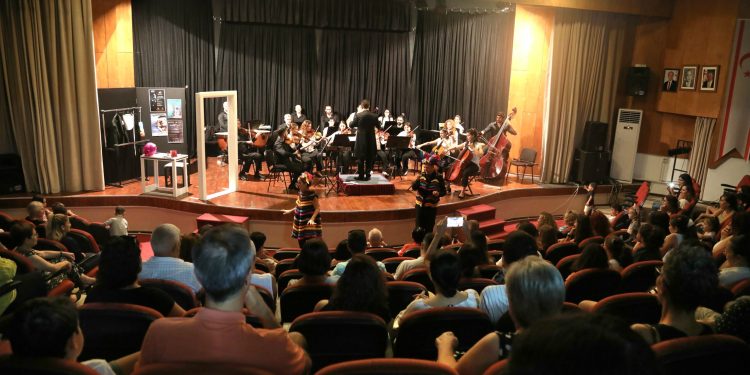 “Açık Kulis” isimli müzikli oyun prömiyer temsiliyle dün seyirci önüne çıktı