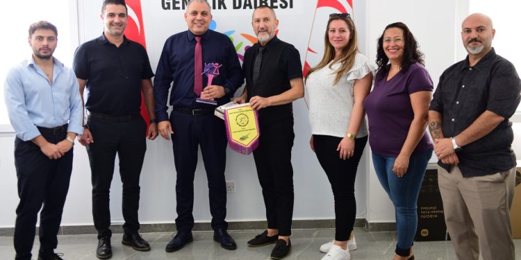 Kıbrıs Türk Halk Dansları Federasyonu, Gençlik Dairesi Müdürü Hüseyin Ozanoğlu’nu ziyaret etti