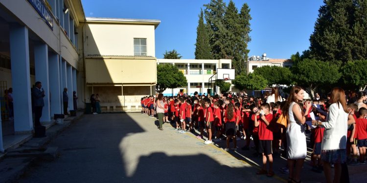 Öğrenciler ve öğretmenler bugün ders başı yaptı