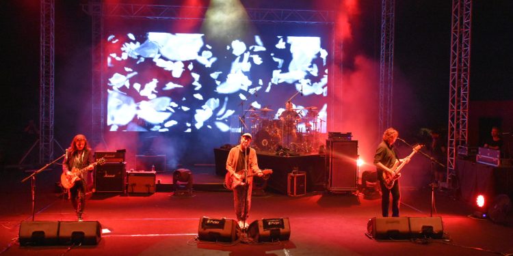 Mor ve Ötesi dün akşam Girne’de konser verdi