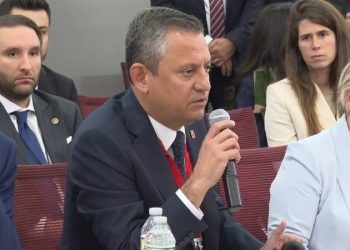 Stefanu’nun “işgal” demesine tepki gösteren Özgür Özel salonu terk etti