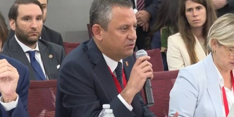 Stefanu’nun “işgal” demesine tepki gösteren Özgür Özel salonu terk etti