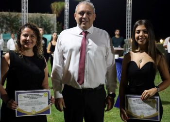 Kıbrıs Türk Halk Dansları Federasyonu, eğitmenlere belgelerini takdim etti