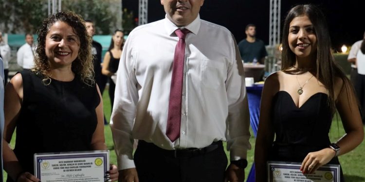 Kıbrıs Türk Halk Dansları Federasyonu, eğitmenlere belgelerini takdim etti