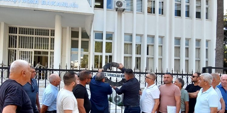 Seracılar Birliği, Bayındırlık ve Ulaştırma Bakanlığı’na siyah çelenk bıraktı