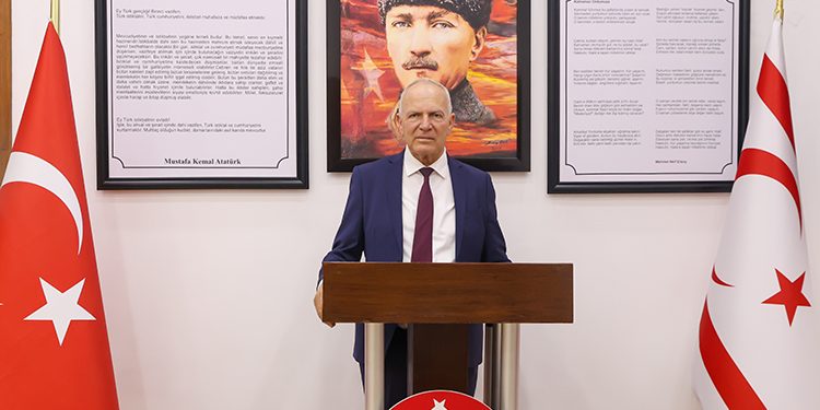 Töre : İngiltere Kıbrıs’a sadece asker değil savaş gemileri ve denizaltılar da gönderiyor