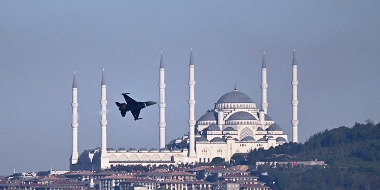 SOLOTÜRK’ten İstanbul semalarında selamlama uçuşu