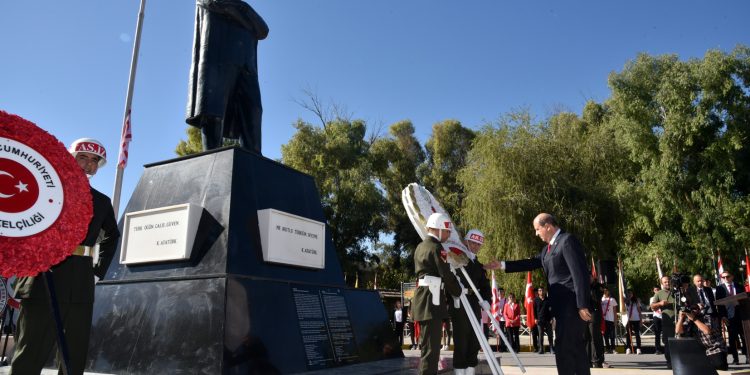 29 Ekim Cumhuriyet Bayramı nedeniyle, Lefkoşa’da, Atatürk Anıtı önünde törenle düzenlendi