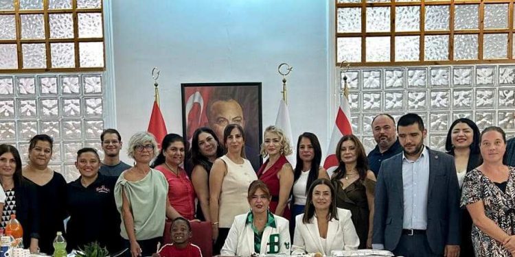Bayrak Radyosu yeni yayın dönemine başlıyor..Yeni yayın dönemi öncesinde, radyodaki programlara katkı koyanlara belge takdim edildi