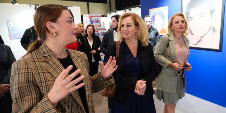 Cumhurbaşkanı Ersin Tatar’ın eşi Sibel Tatar, İstanbul AKM’deki sergileri gezdi