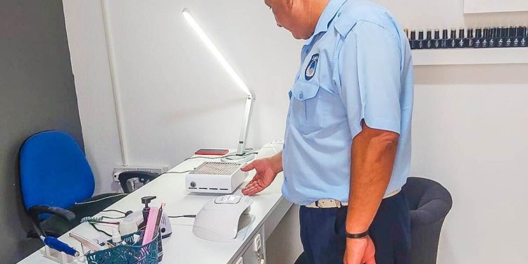 Yasa dışı kuaförlük ve tırnak teknisyenliği yapan 10 kişi tespit edildi