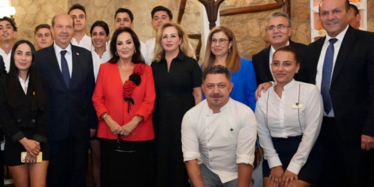 Cumhurbaşkanı Tatar ve eşi Sibel Tatar, Türk sineması oyuncusu Türkan Şoray ile bir araya geldi