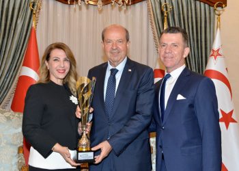 Cumhurbaşkanı Ersin Tatar, Kıbrıslı Türk sanatçı Bahar Gökhan’ı kabul etti