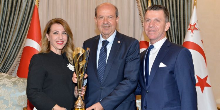 Cumhurbaşkanı Ersin Tatar, Kıbrıslı Türk sanatçı Bahar Gökhan’ı kabul etti