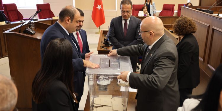 İlk turda  Öztürkler için 23 kabul 23 ret 3 çekimser oy çıktı