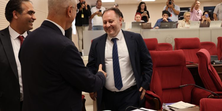 Töre, beşinci tur oylama sonucunda salt çoğunluğu alan Ziya Öztürkler’in yeni Meclis Başkanı seçildiğini ilan etti