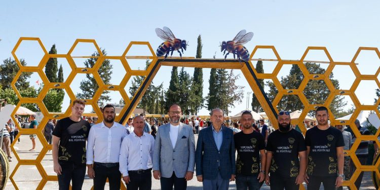 Cumhurbaşkanı Tatar, İskele Belediyesi tarafından düzenlenen 3. Topçuköy Bal Festivali’ne katıldı