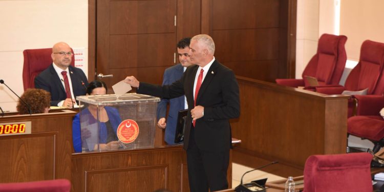 Meclis başkanlığında Töre için dördüncü tur oylamada da oylar aynı kaldı…Oturuma ara verildi
