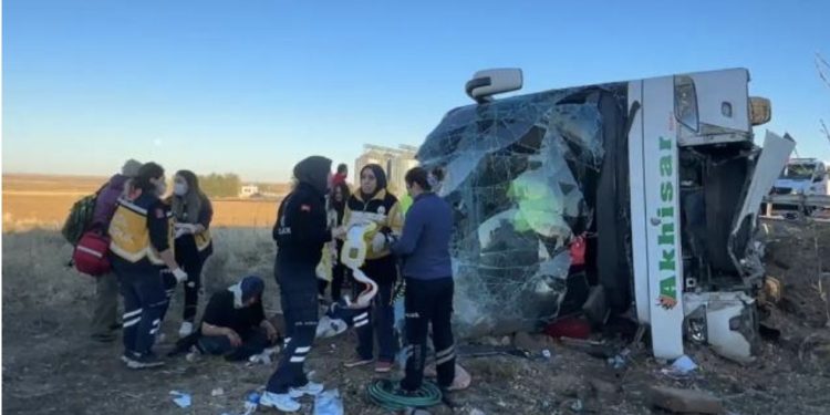 Aksaray- Ankara kara yolunda otobüs devrildi