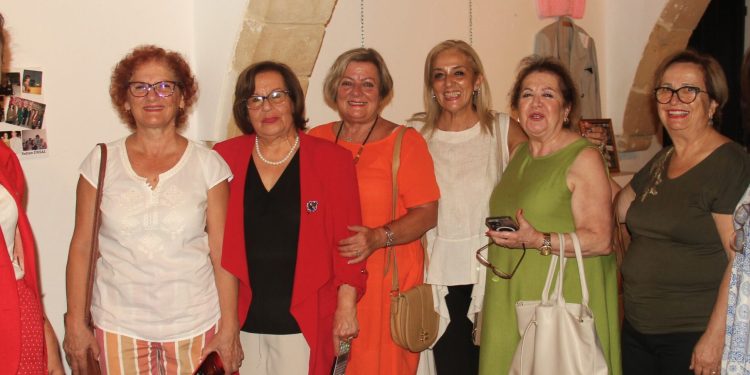 “Hayatımıza Değer Katan Kadınlarımız-41 Kadın 41 Hayat” sergisi Saçaklı Ev’de açıldı