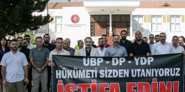 Kamuda örgütlü 8 sendika Cumhuriyet Meclisi önünde basın açıklaması yaptı