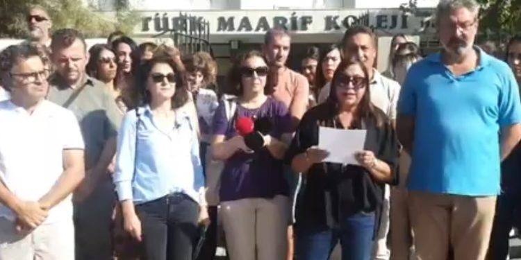 KTOEÖS yönetimi ve TMK velileri okuldaki öğretmen eksikliği ve yaşanan ders kayıtlarına dikkat amacıyla okul önünde eylem gerçekleştirdi
