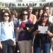 KTOEÖS yönetimi ve TMK velileri okuldaki öğretmen eksikliği ve yaşanan ders kayıtlarına dikkat amacıyla okul önünde eylem gerçekleştirdi