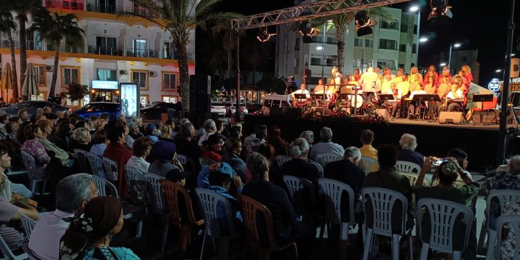Girne Belediyesi Türk Sanat Müziği Topluluğu ‘Aşk ve Neşe’ konseri düzenledi