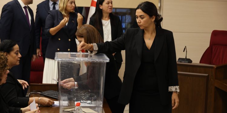 Meclis Başkanlığı seçiminde ilk tur oylamada salt çoğunluk sağlanamadı… İkinci tura geçildi