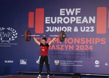 Milli halterci Aysel Özkan'dan koparmada bronz madalya