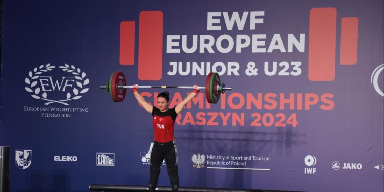 Milli halterci Aysel Özkan'dan koparmada bronz madalya