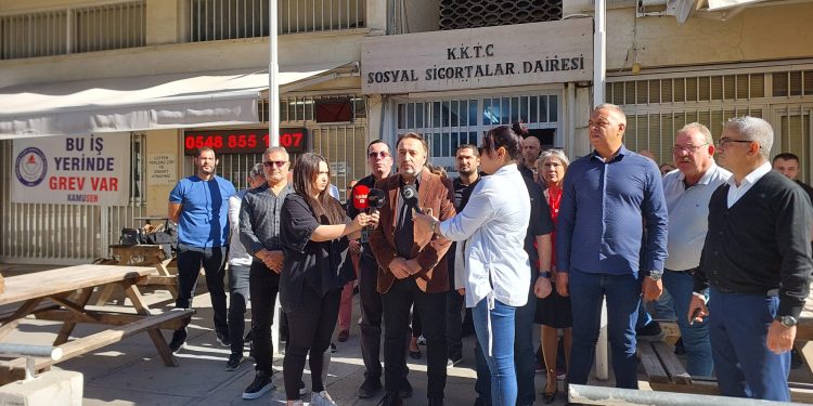 KAMUSEN Lefkoşa ve Girne Sosyal Sigortalar Dairelerinde tam gün greve gitti