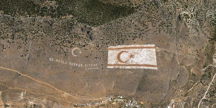 TC MSB, “Dünya Uzay Haftası”nda Beşparmak Dağları’ndaki dev KKTC bayrağının uzaydan çekilmiş fotoğraflarını paylaştı