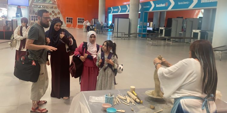 Ercan’da yolcular sanatçı Cankat ile çamurdan heykeller yaptı